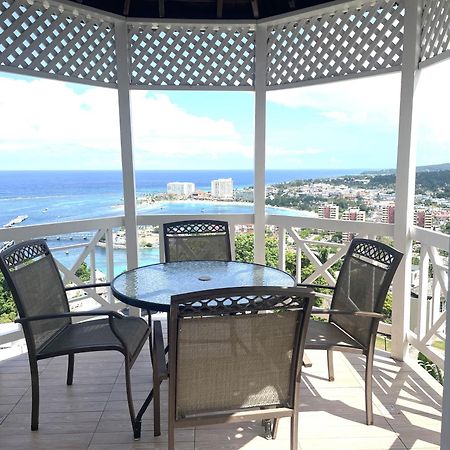 Oceanbreeze Jamaica Penthouse, 7-Minute Walk To Beach Ocho Rios Exteriör bild