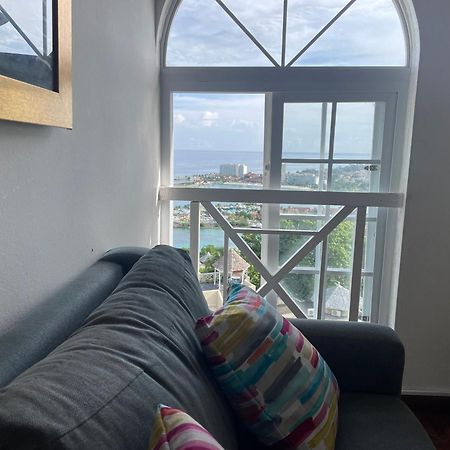 Oceanbreeze Jamaica Penthouse, 7-Minute Walk To Beach Ocho Rios Exteriör bild