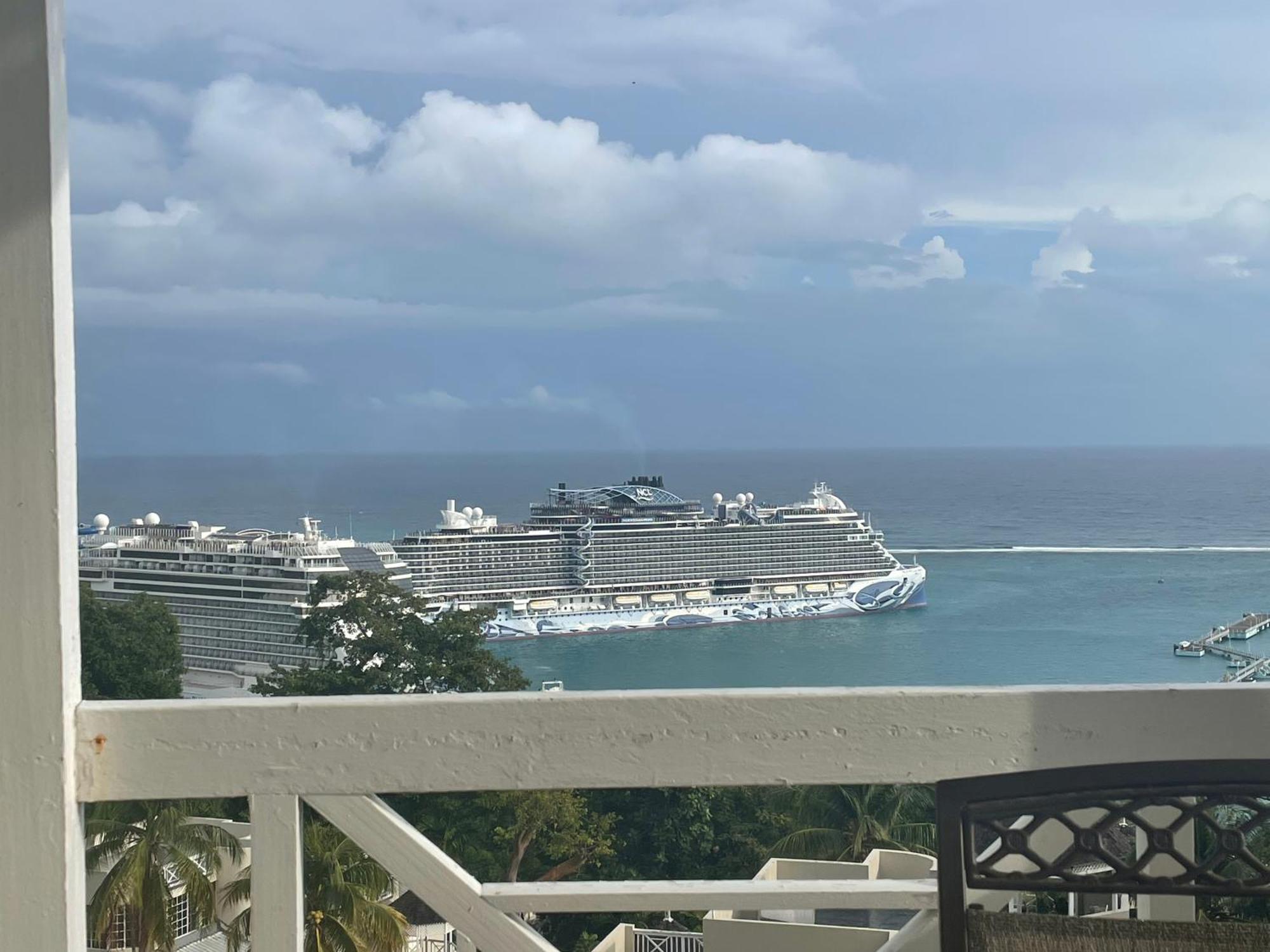 Oceanbreeze Jamaica Penthouse, 7-Minute Walk To Beach Ocho Rios Exteriör bild