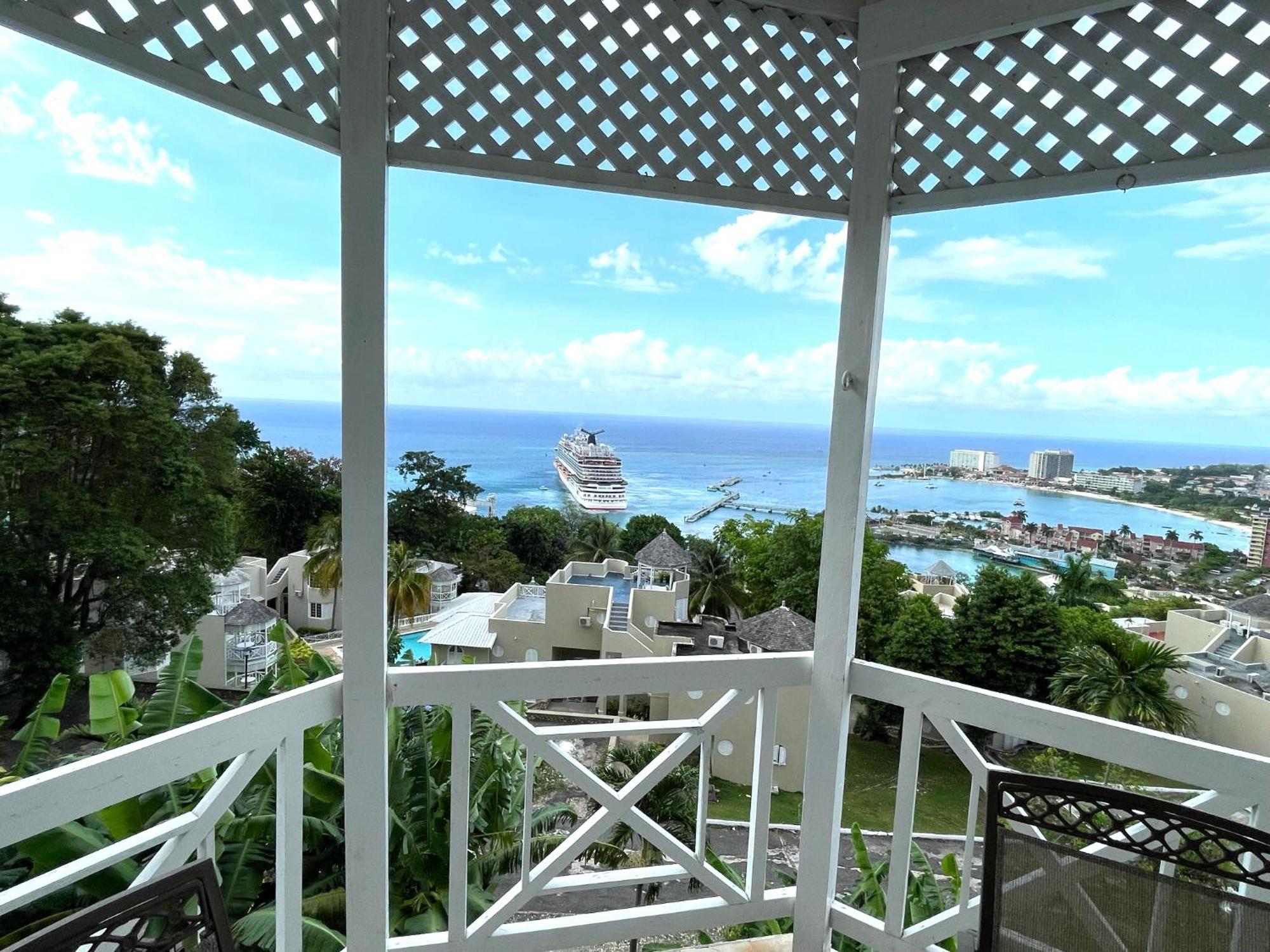 Oceanbreeze Jamaica Penthouse, 7-Minute Walk To Beach Ocho Rios Exteriör bild