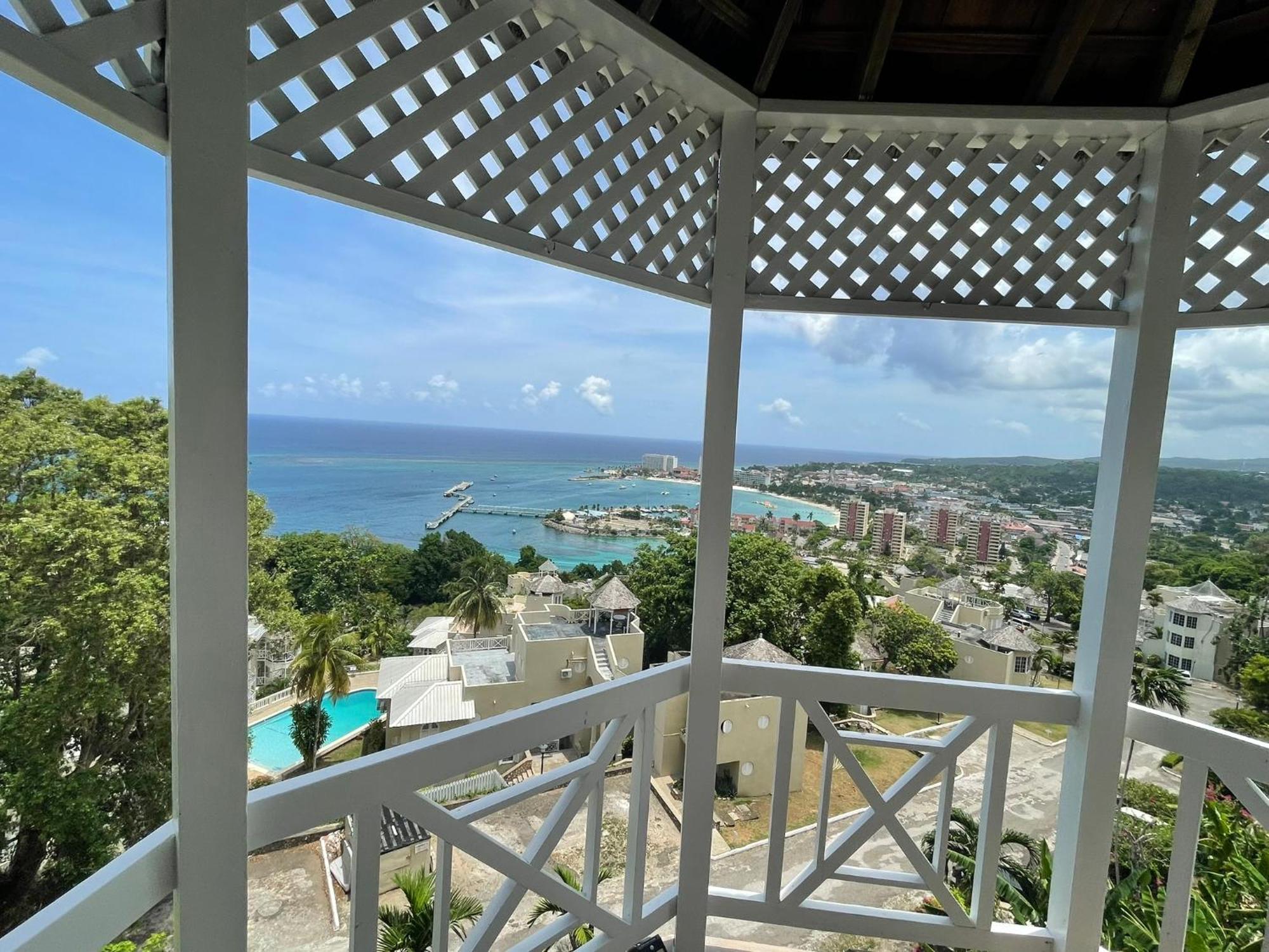 Oceanbreeze Jamaica Penthouse, 7-Minute Walk To Beach Ocho Rios Exteriör bild
