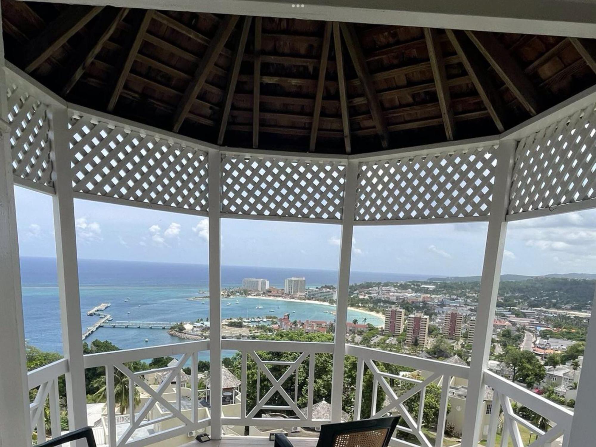 Oceanbreeze Jamaica Penthouse, 7-Minute Walk To Beach Ocho Rios Exteriör bild