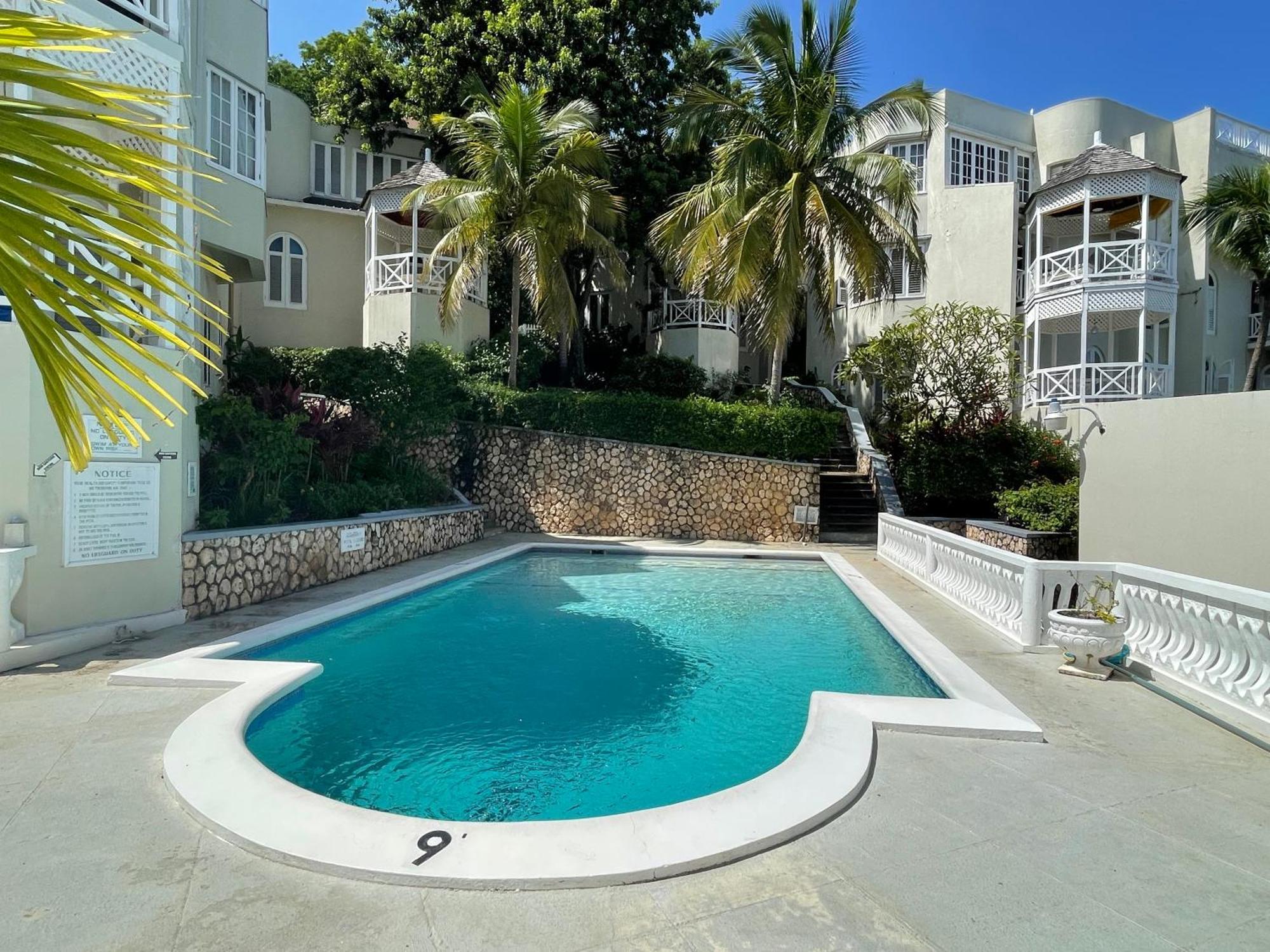 Oceanbreeze Jamaica Penthouse, 7-Minute Walk To Beach Ocho Rios Exteriör bild