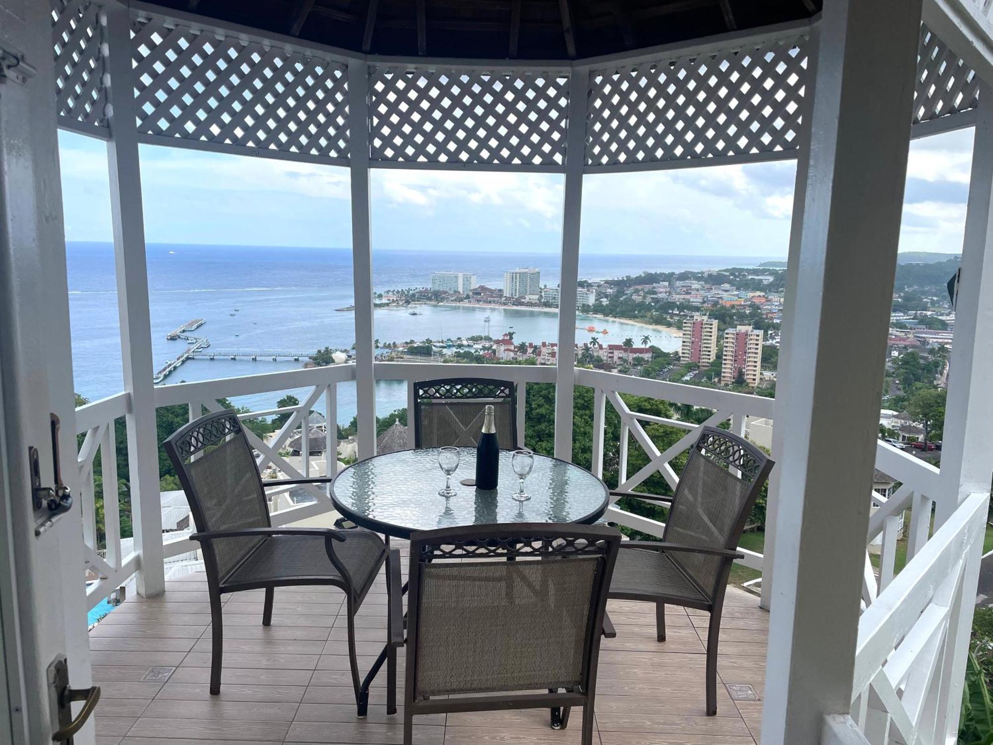Oceanbreeze Jamaica Penthouse, 7-Minute Walk To Beach Ocho Rios Exteriör bild