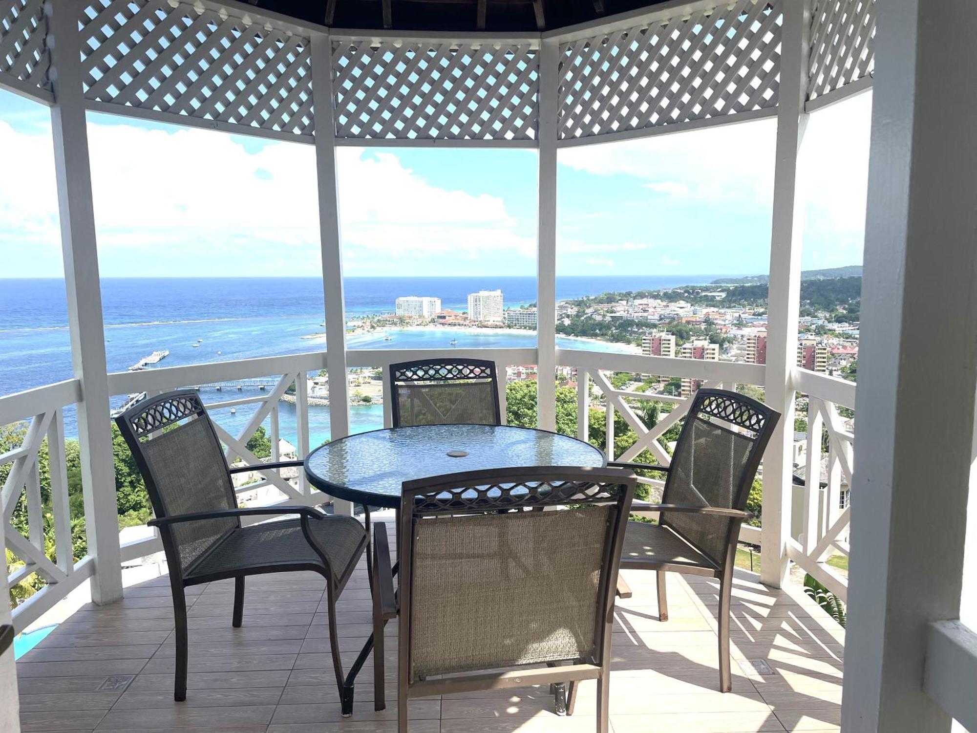 Oceanbreeze Jamaica Penthouse, 7-Minute Walk To Beach Ocho Rios Exteriör bild
