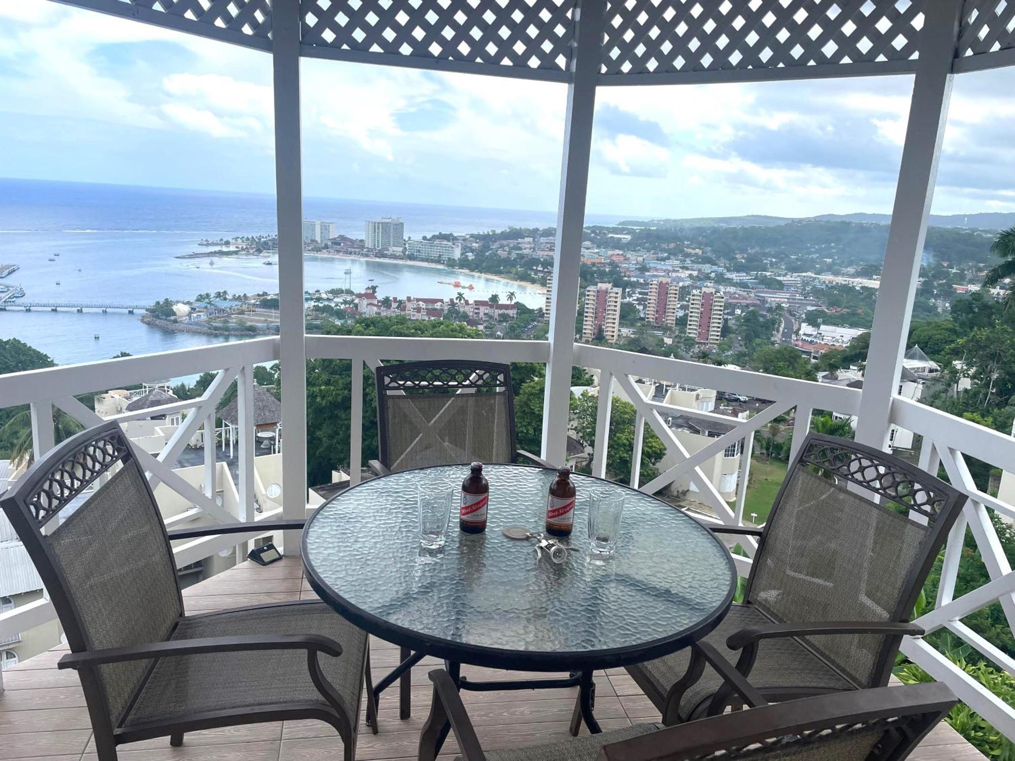 Oceanbreeze Jamaica Penthouse, 7-Minute Walk To Beach Ocho Rios Exteriör bild