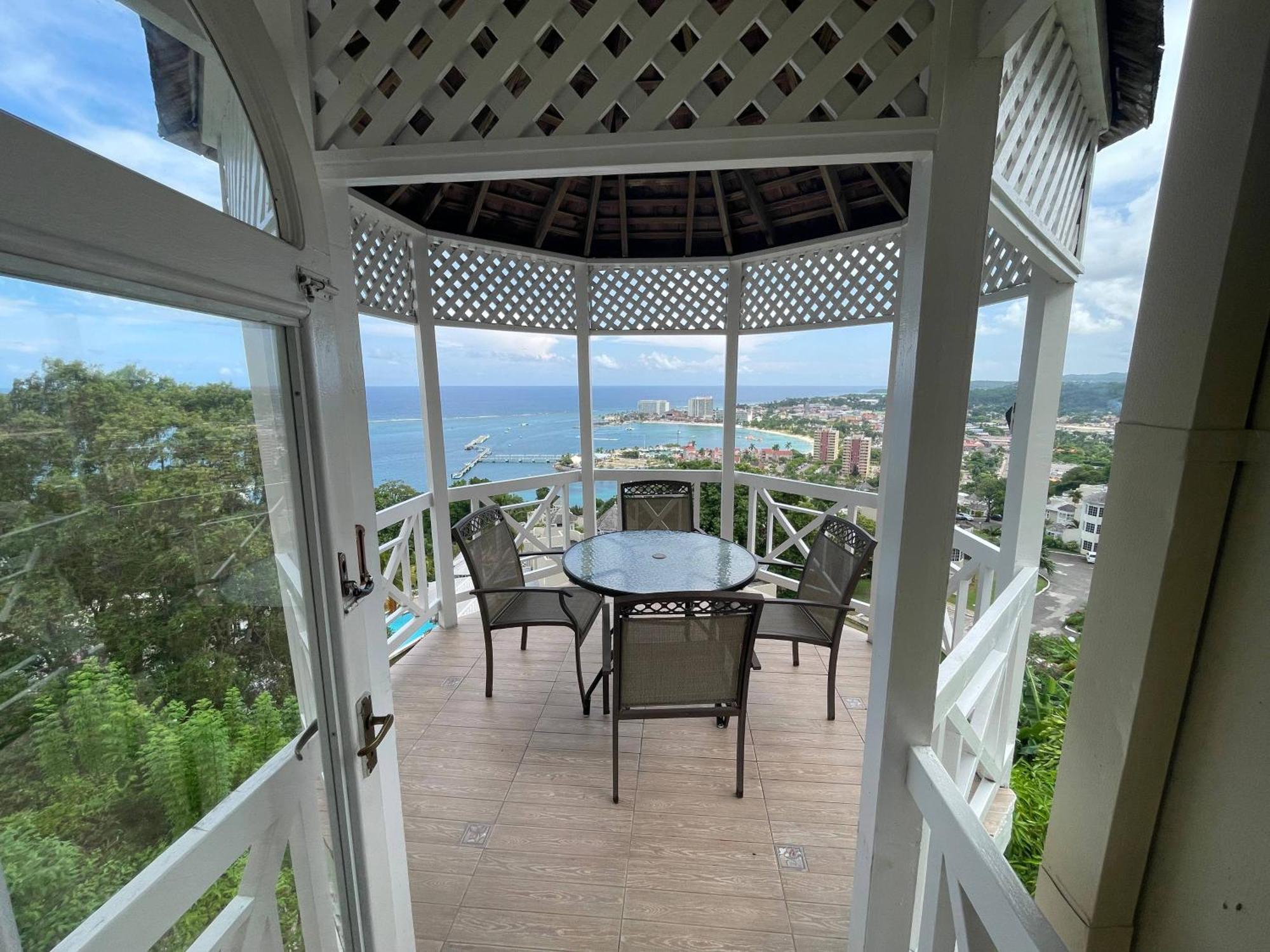 Oceanbreeze Jamaica Penthouse, 7-Minute Walk To Beach Ocho Rios Exteriör bild