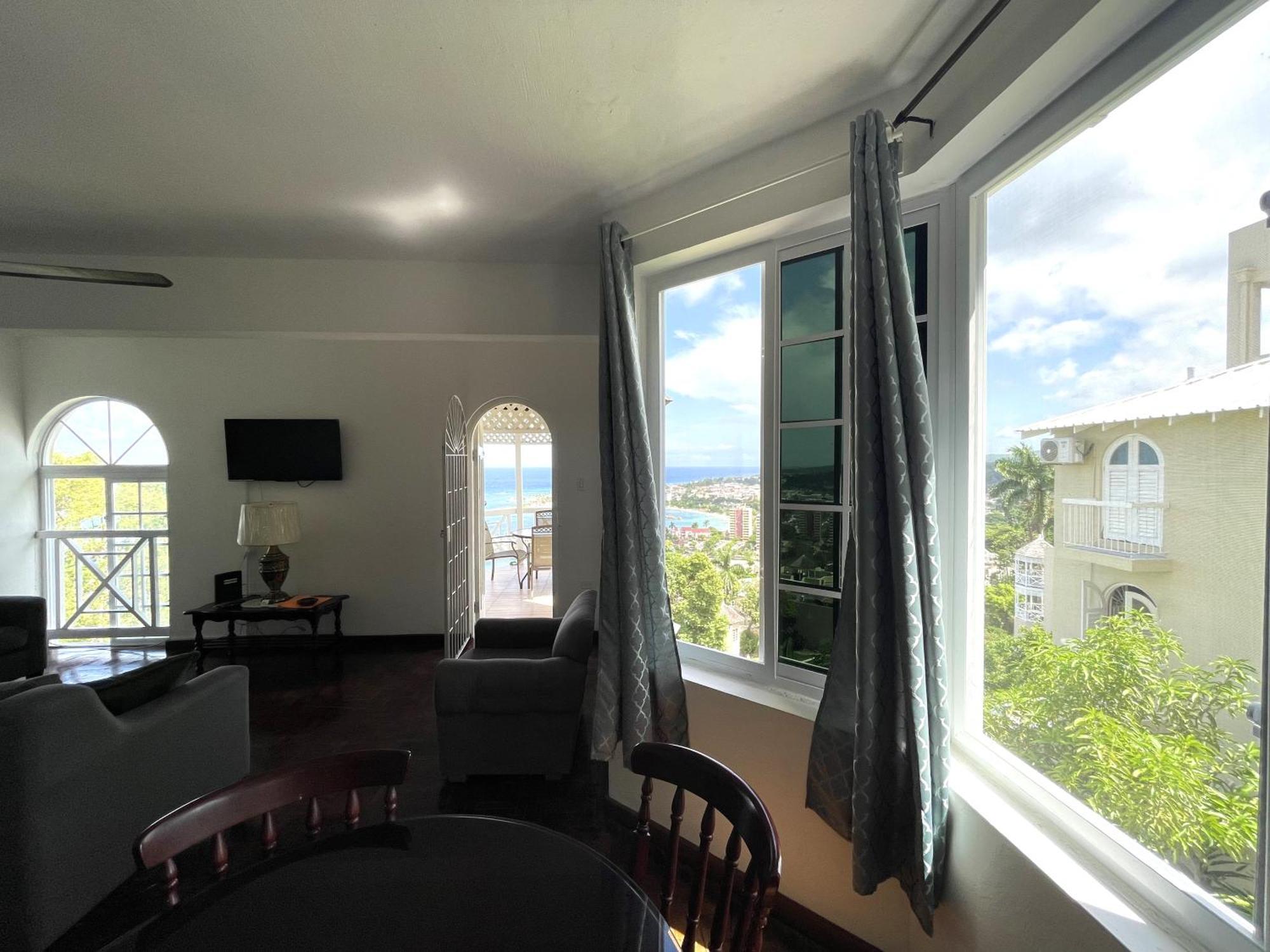 Oceanbreeze Jamaica Penthouse, 7-Minute Walk To Beach Ocho Rios Exteriör bild