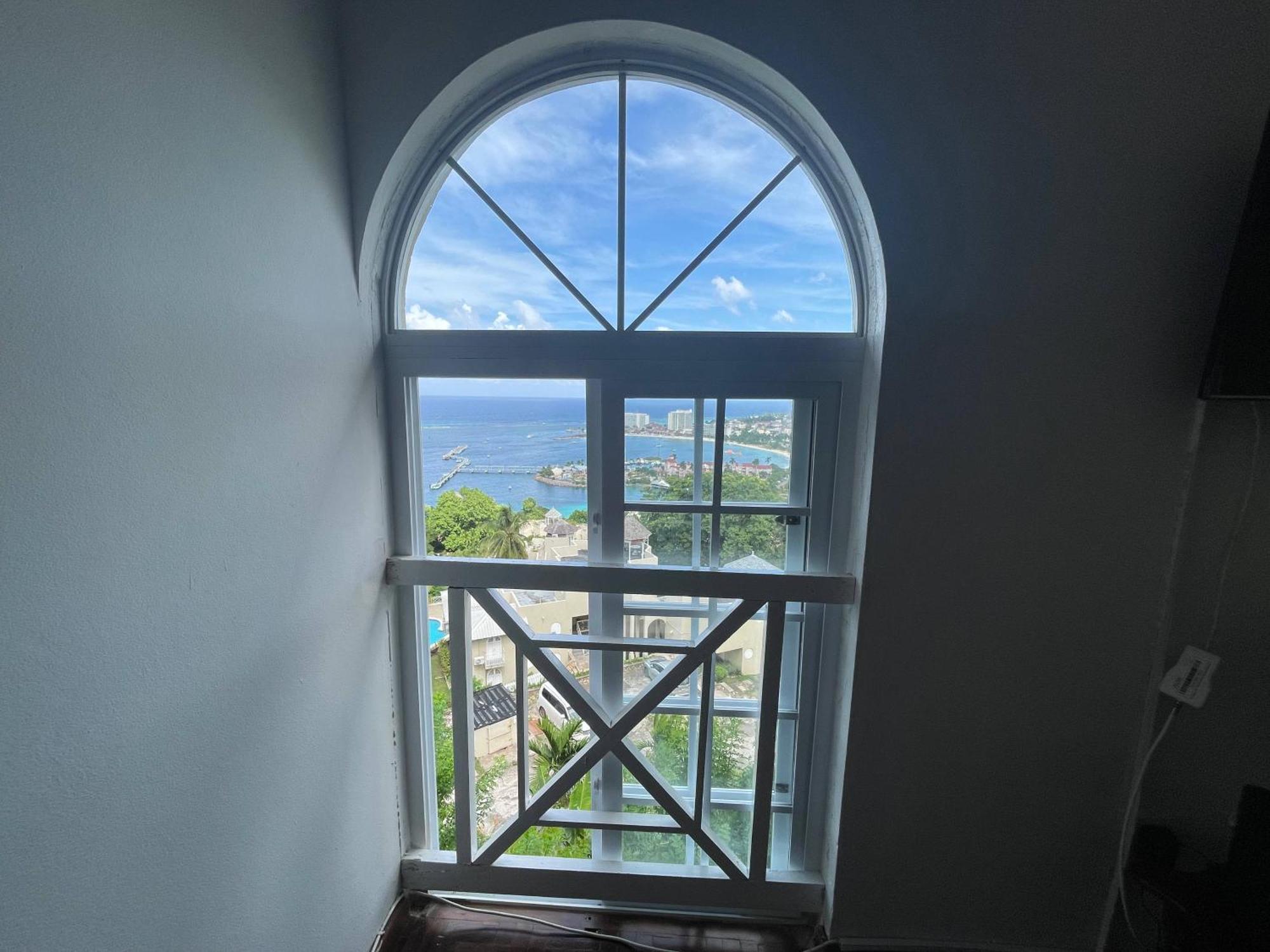 Oceanbreeze Jamaica Penthouse, 7-Minute Walk To Beach Ocho Rios Exteriör bild