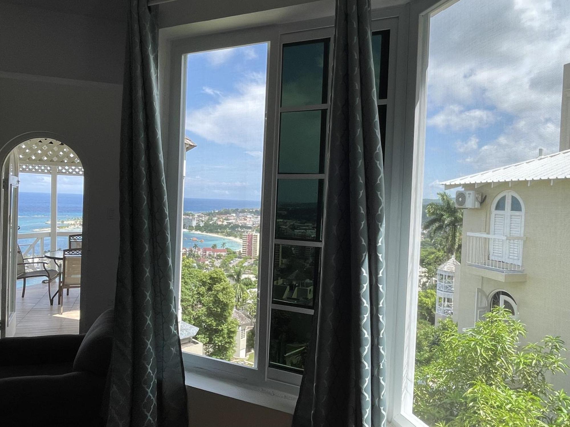 Oceanbreeze Jamaica Penthouse, 7-Minute Walk To Beach Ocho Rios Exteriör bild