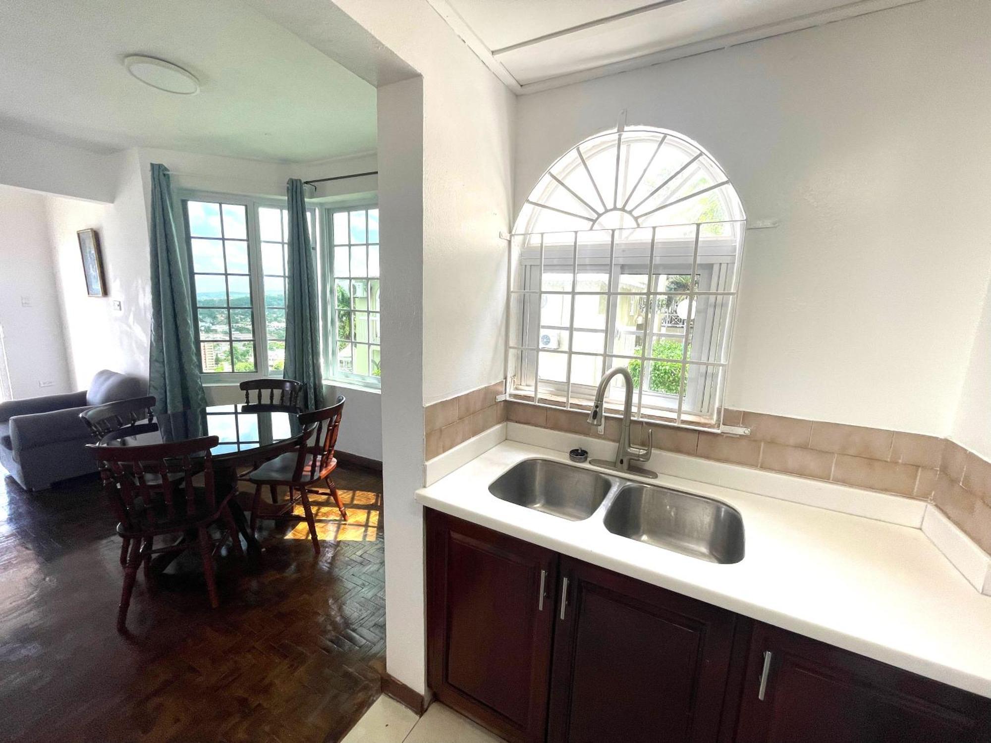 Oceanbreeze Jamaica Penthouse, 7-Minute Walk To Beach Ocho Rios Exteriör bild