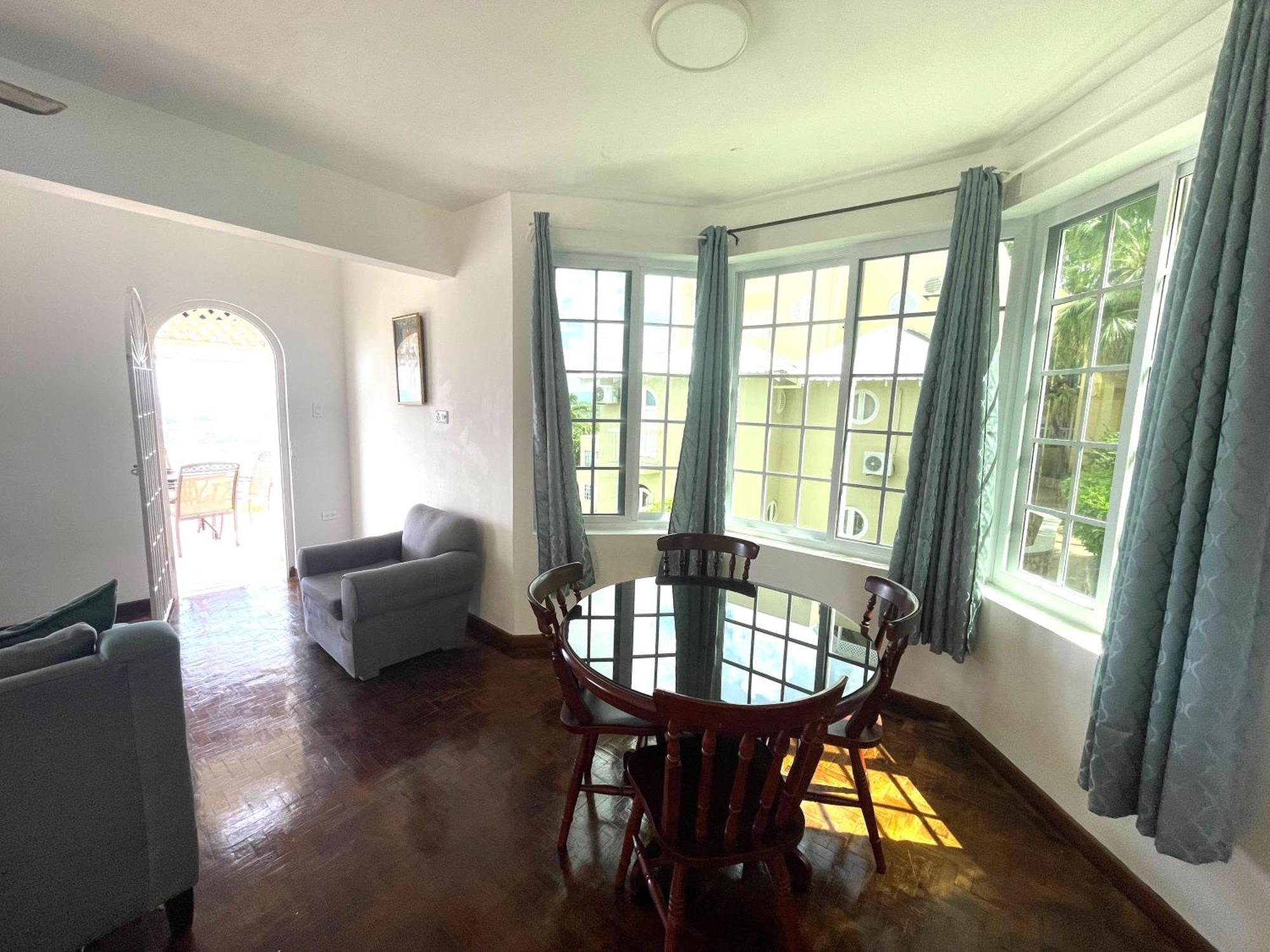 Oceanbreeze Jamaica Penthouse, 7-Minute Walk To Beach Ocho Rios Exteriör bild