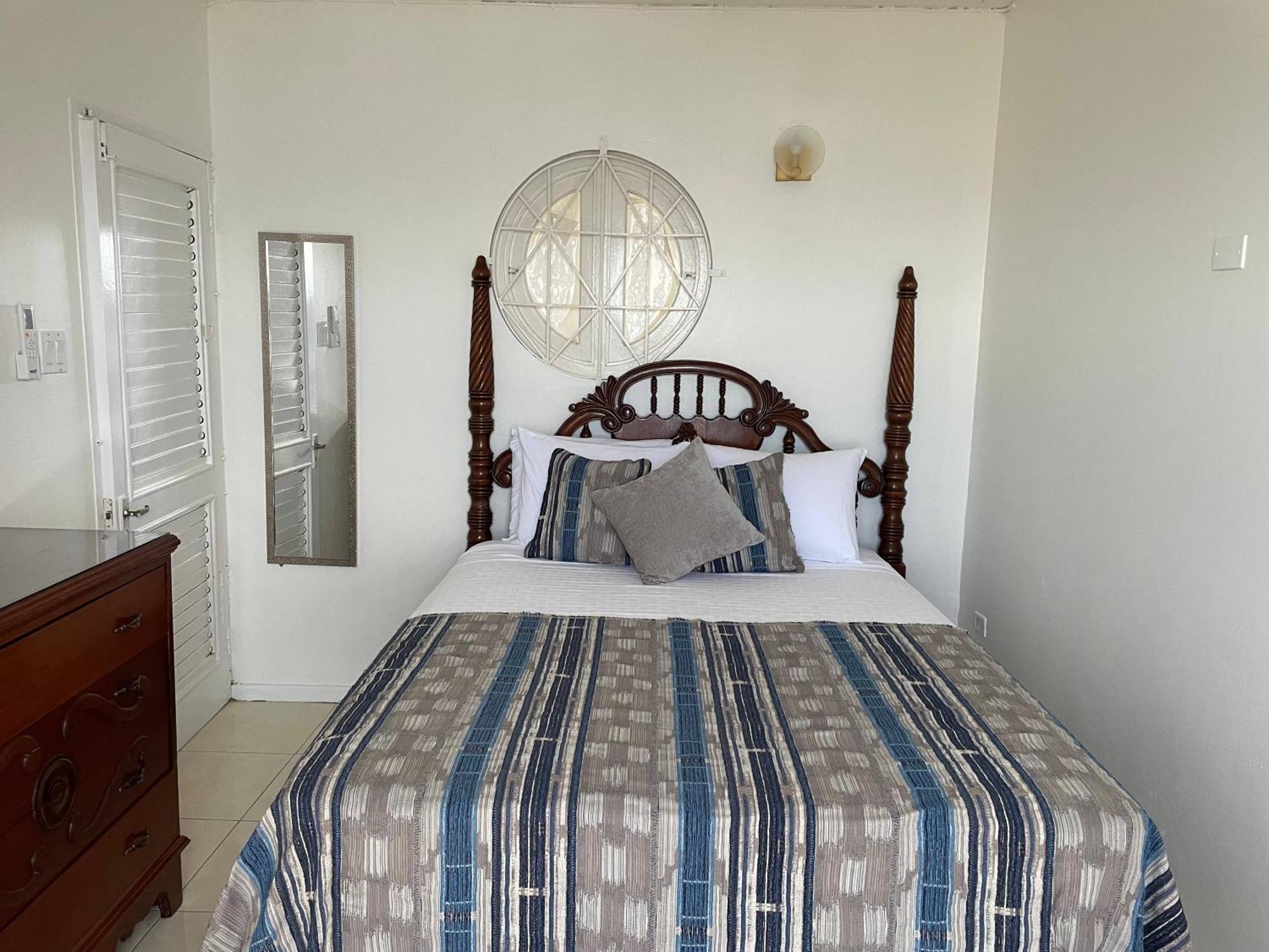 Oceanbreeze Jamaica Penthouse, 7-Minute Walk To Beach Ocho Rios Exteriör bild