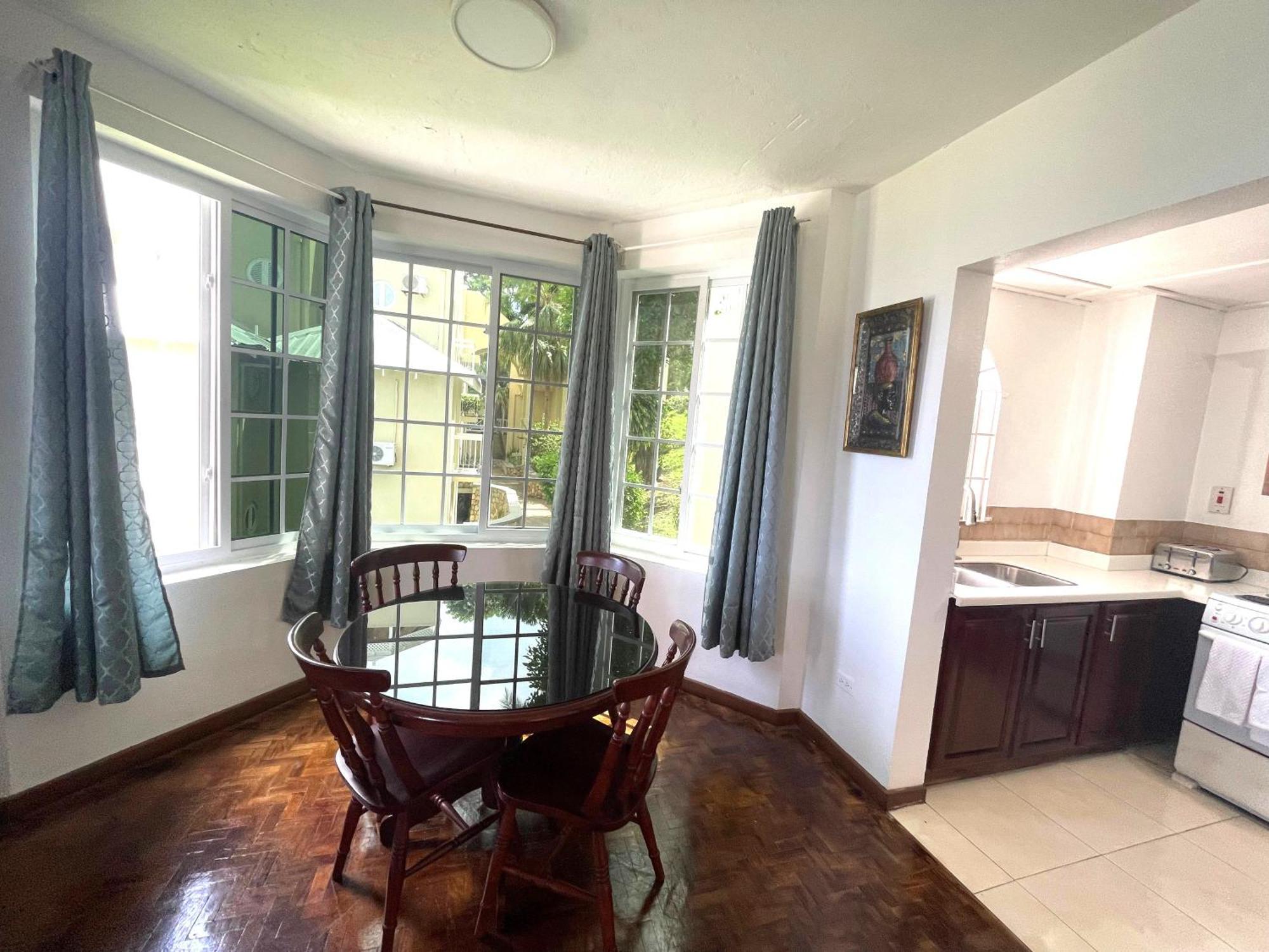 Oceanbreeze Jamaica Penthouse, 7-Minute Walk To Beach Ocho Rios Exteriör bild