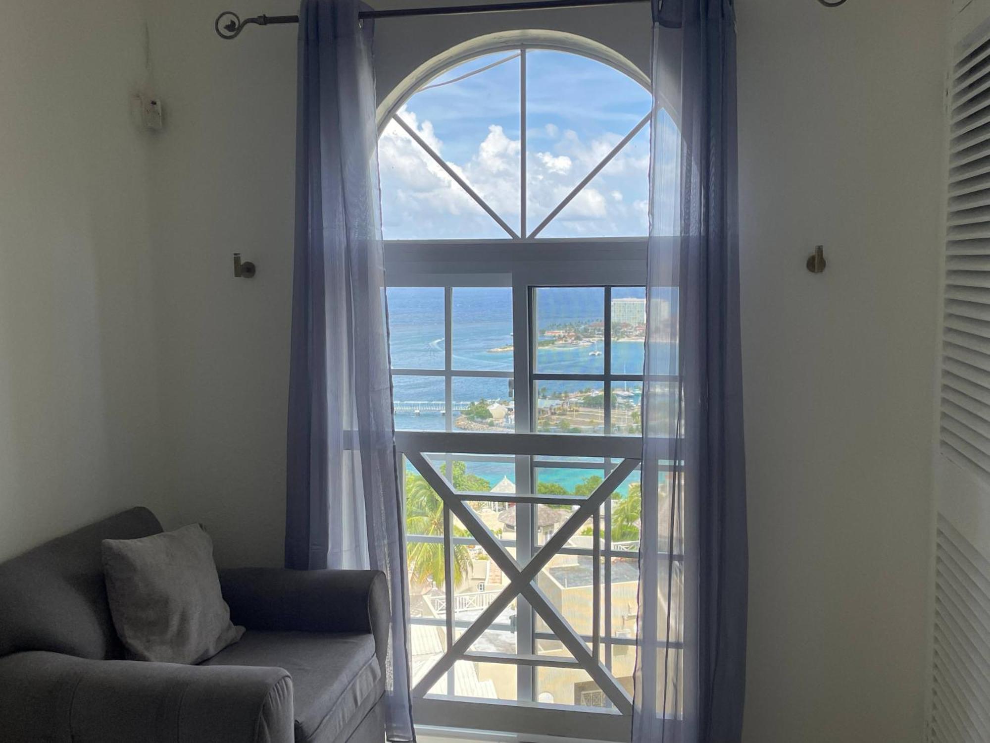 Oceanbreeze Jamaica Penthouse, 7-Minute Walk To Beach Ocho Rios Exteriör bild