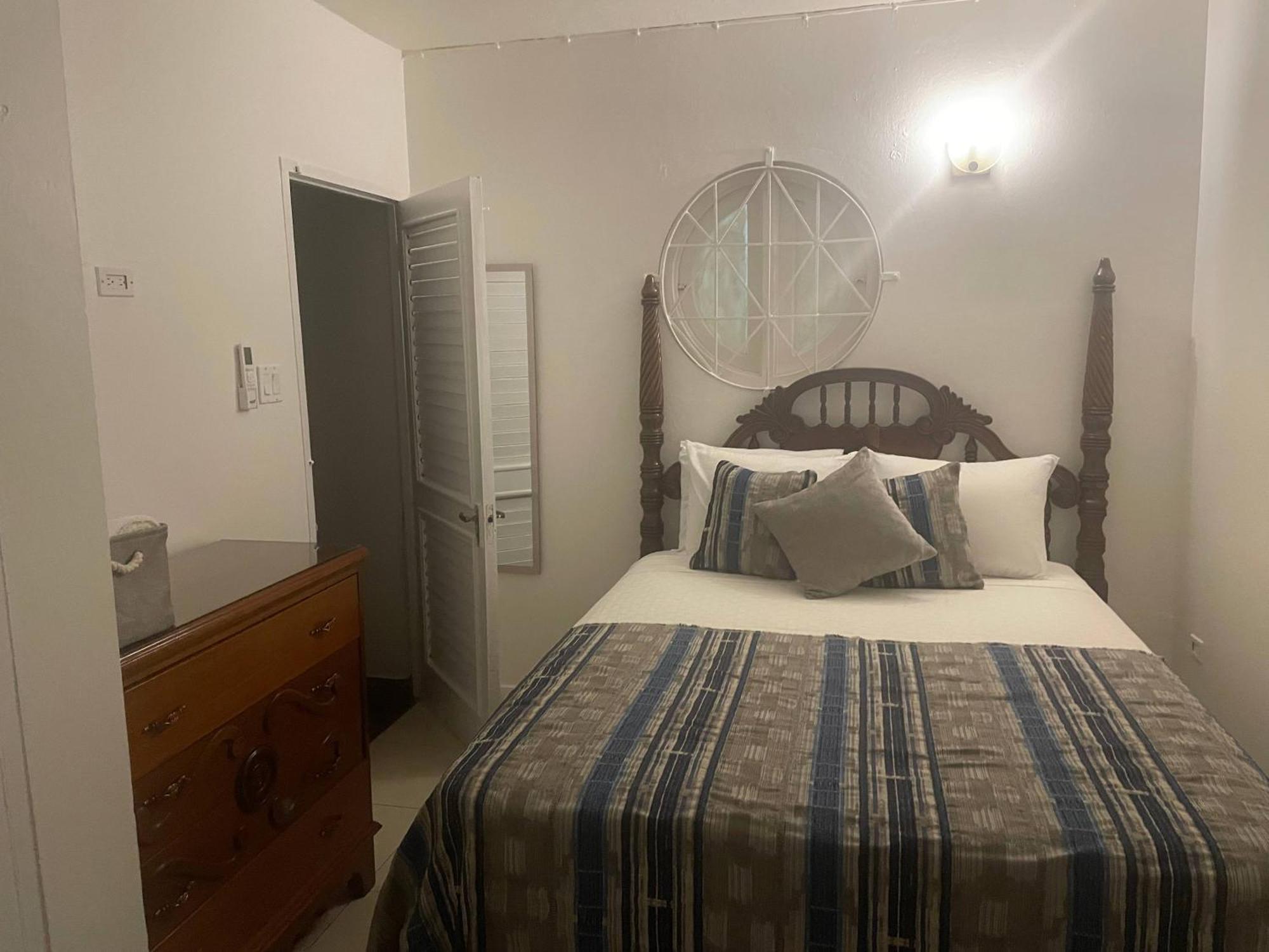 Oceanbreeze Jamaica Penthouse, 7-Minute Walk To Beach Ocho Rios Exteriör bild