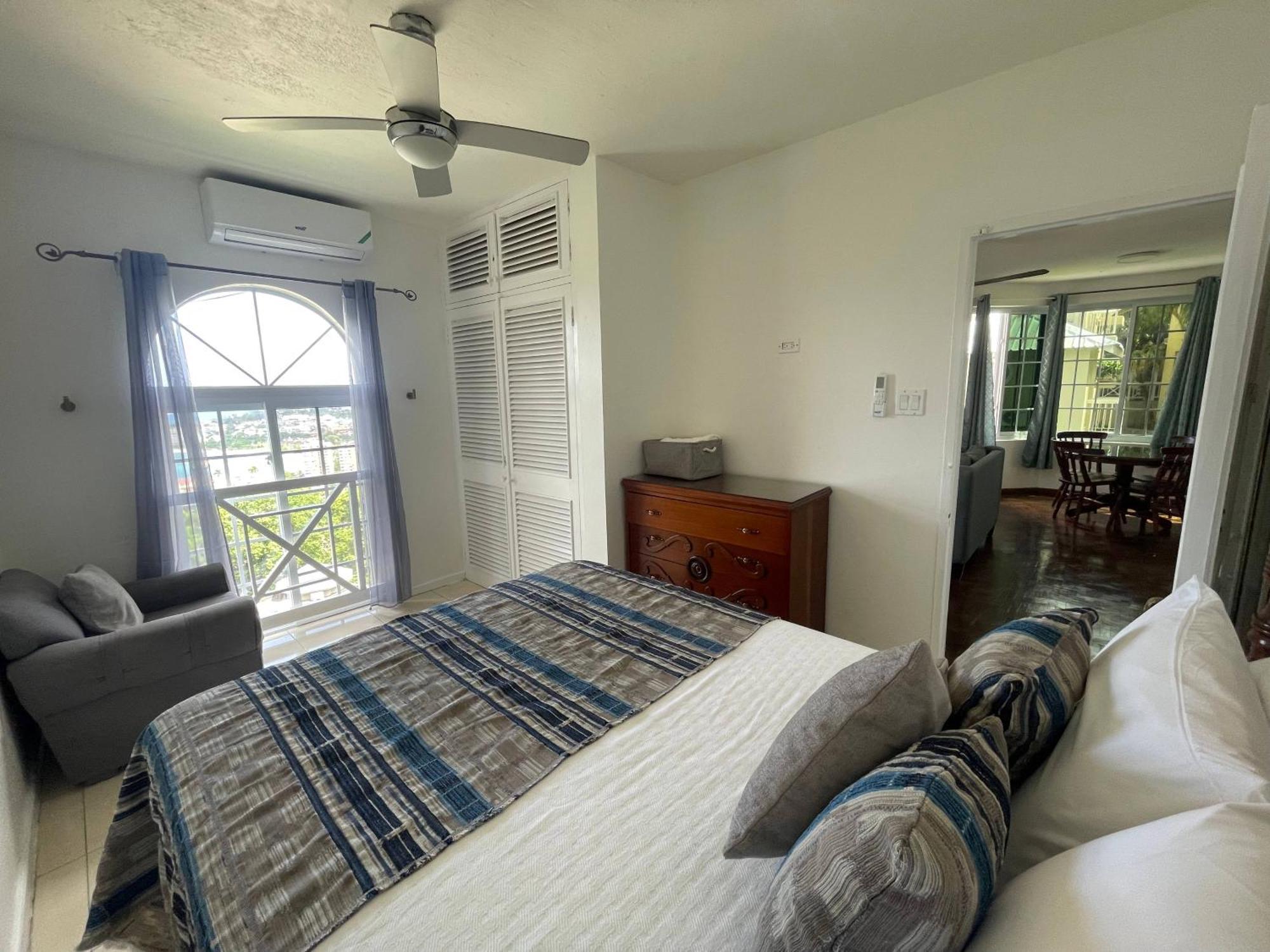 Oceanbreeze Jamaica Penthouse, 7-Minute Walk To Beach Ocho Rios Exteriör bild