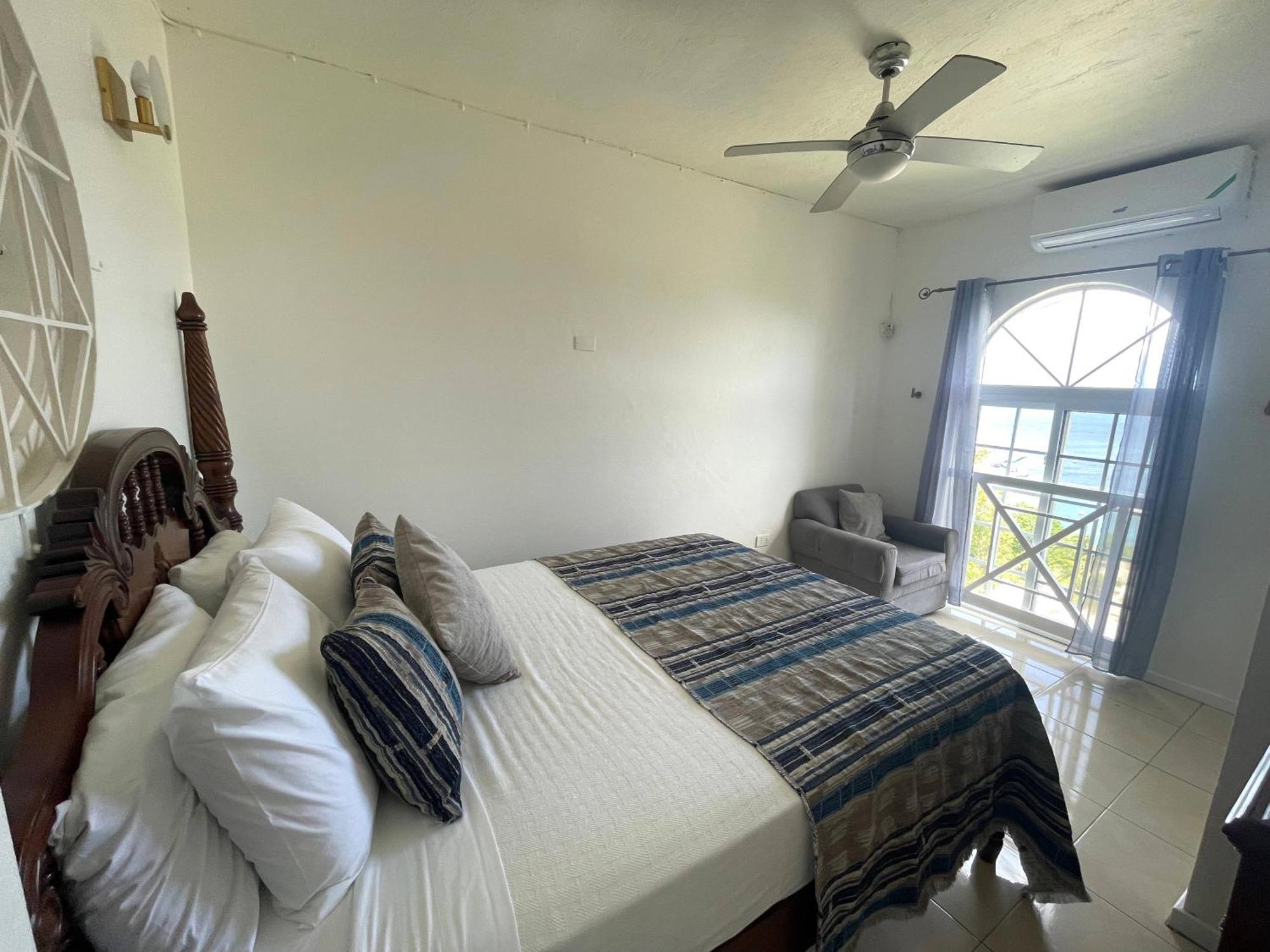 Oceanbreeze Jamaica Penthouse, 7-Minute Walk To Beach Ocho Rios Exteriör bild