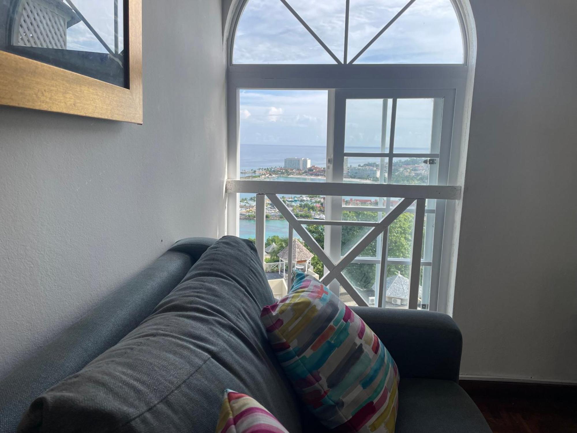 Oceanbreeze Jamaica Penthouse, 7-Minute Walk To Beach Ocho Rios Exteriör bild