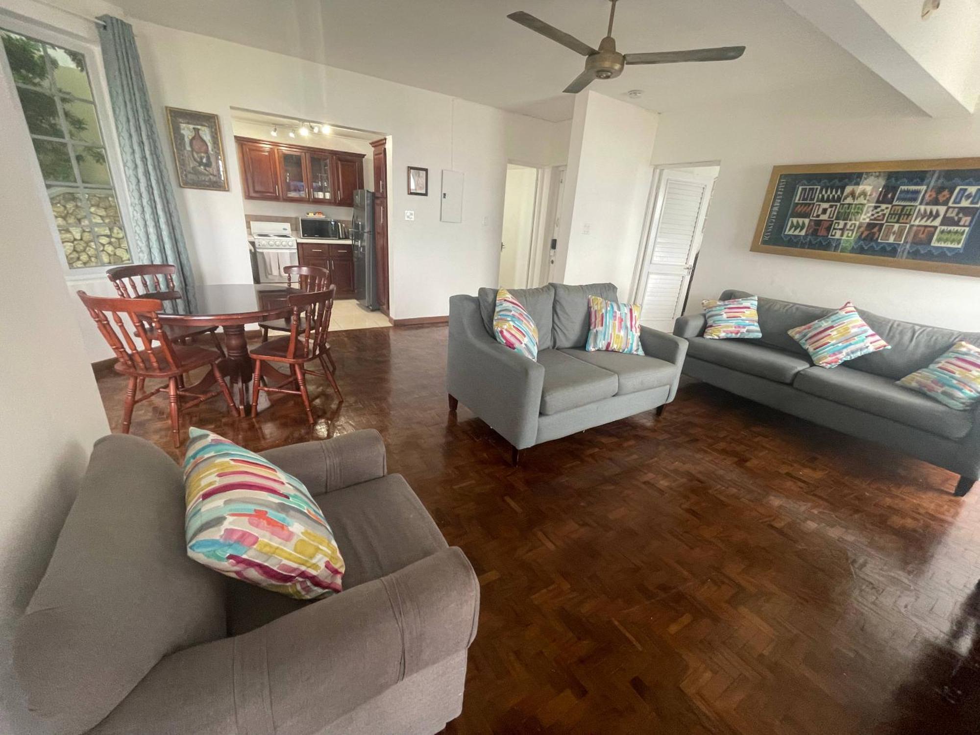 Oceanbreeze Jamaica Penthouse, 7-Minute Walk To Beach Ocho Rios Exteriör bild