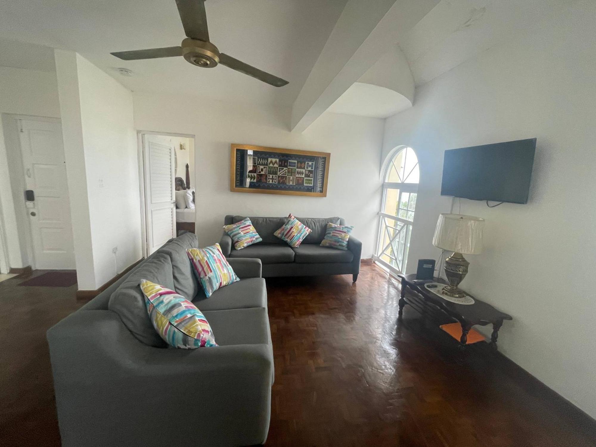 Oceanbreeze Jamaica Penthouse, 7-Minute Walk To Beach Ocho Rios Exteriör bild